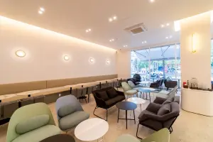 아늑한 라운지 감성의 프리미엄 카페 좌석